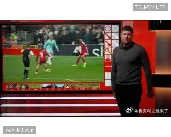 里尔进攻组织层次 前场球员换位跑动创造的传球选择